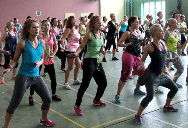 W charytatywnym maratonie zumby zatańczyło w niedzielę w Radomiu około 100 osób.