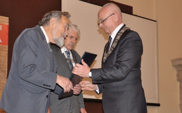 Akt nadania honorowego obywatelstwa Sandomierza wręczył doktorowi Januszowi Kamockiemu i profesorowi Andrzejowi Schinzlowi burmistrz Marek Bronkowski.