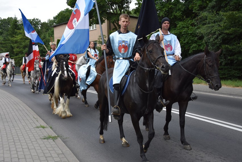 Przemarszem przez miasto rozpoczął się Turniej Rycerski w...