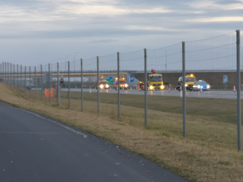 Wypadek na A1 w Lisewie. Terenówka uderzyła w lawetę [zdjęcia]