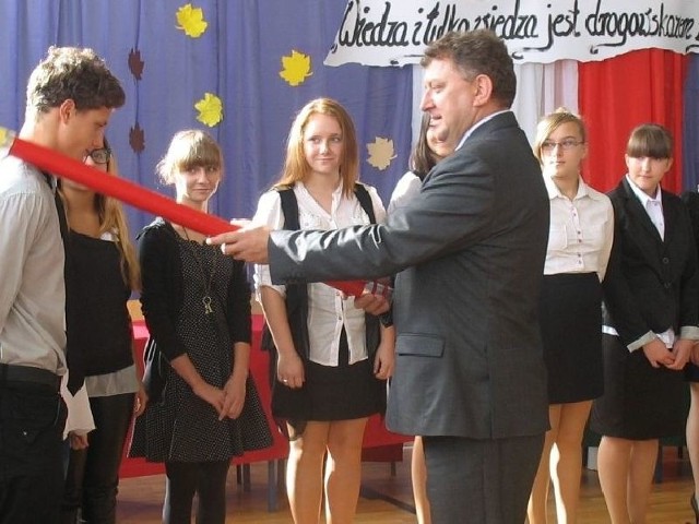 Uroczystego pasowania "pierwszaków" dokonał Burmistrz Daleszyc, Wojciech Furmanek.