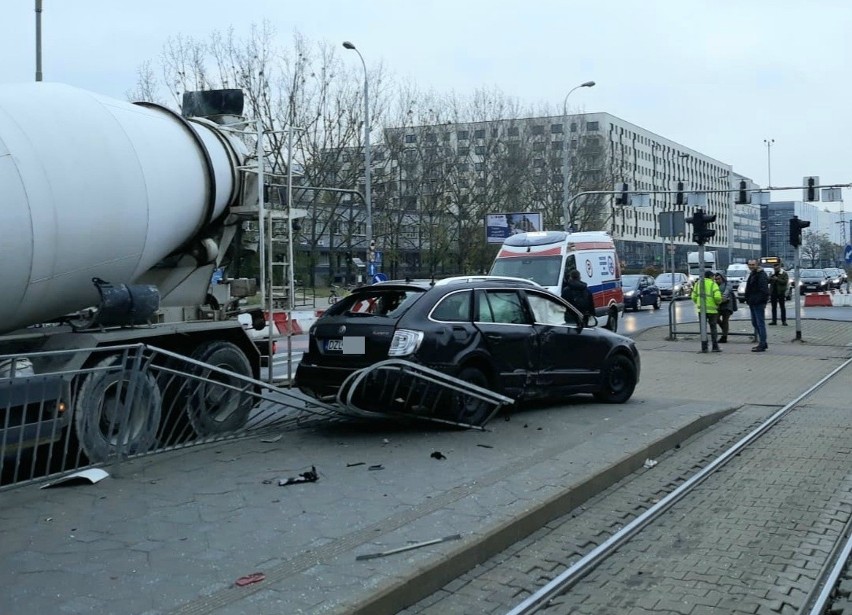 Wypadek na Legnickiej. Skoda wjechała na przystanek, ranna...