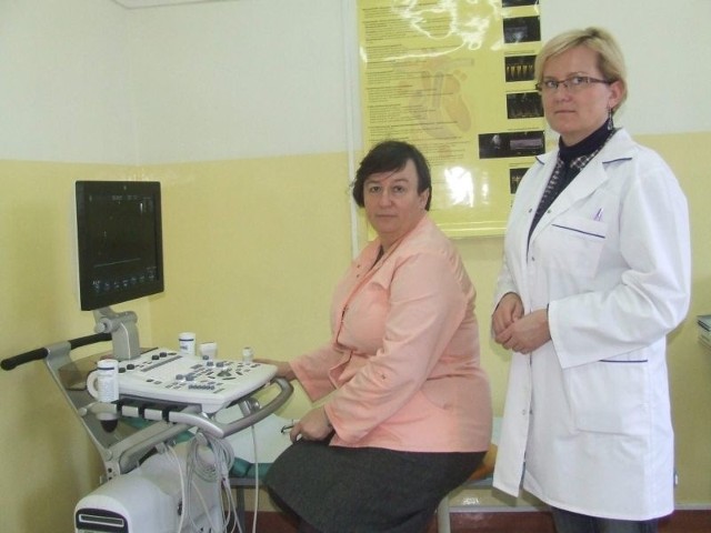Przy nowym sprzęcie kardiolog Jolanta Tężycka (z lewej) i pielęgniarka specjalistyczna Marzena Cieszkowska