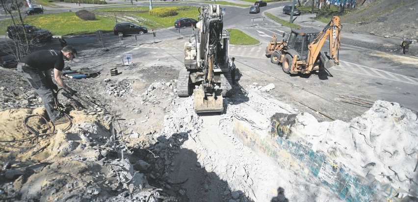 Na miejscu pozostała ogromna góra gruzu