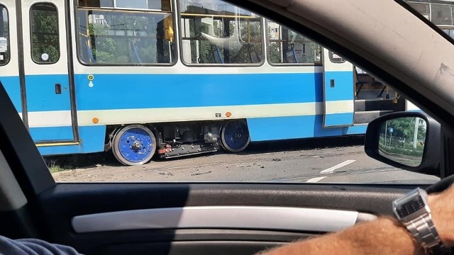 Wykolejenie tramwaju na ul. Legnickiej we Wrocławiu 17.07.2021