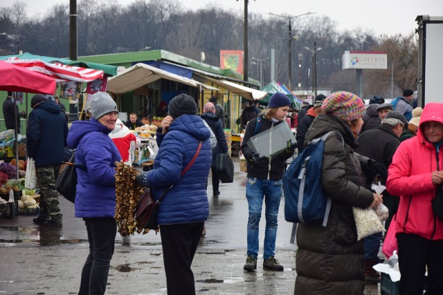 Na giełdzie w Sandomierzu panował w sobotę wzmożony przedświąteczny ruch. Sprzedający przywieźli towar, którego przed Wigilią zawsze szukają klienci. To już czas wybierania choinki i ozdób, ale też sanek i zabawek dla dzieci. Co jeszcze oferowano 10 grudnia na placu targowym przy ulicy Przemysłowej? Zobaczcie w galerii zdjęć >>>