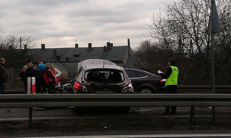 Wypadek w Będzinie na DK 86 [ZDJĘCIA + WIDEO] 2 auta kompletnie rozbite. Są ranni