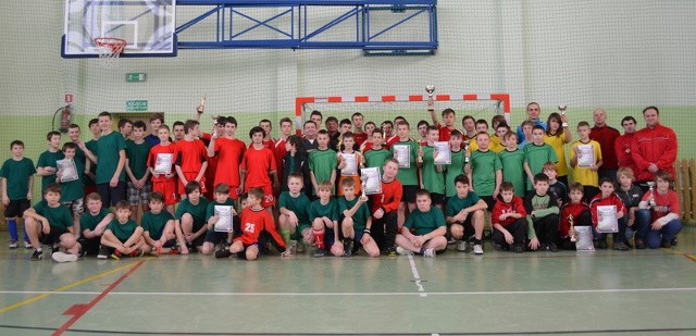 Uczestnicy piłkarskiego turnieju o Puchar Prezesa GKS Kluczewsko.