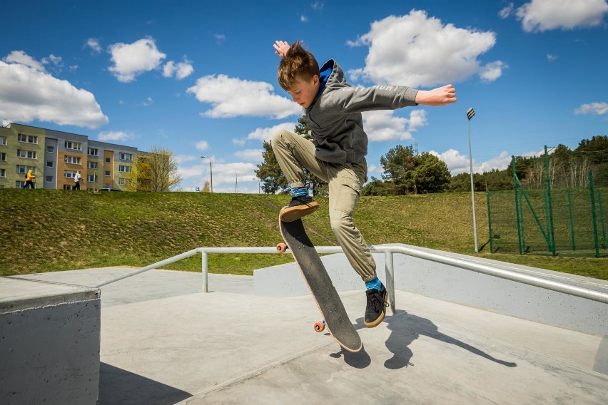 Młodzież na nowo wybudowanym skateparku w Nowym Fordonie w...