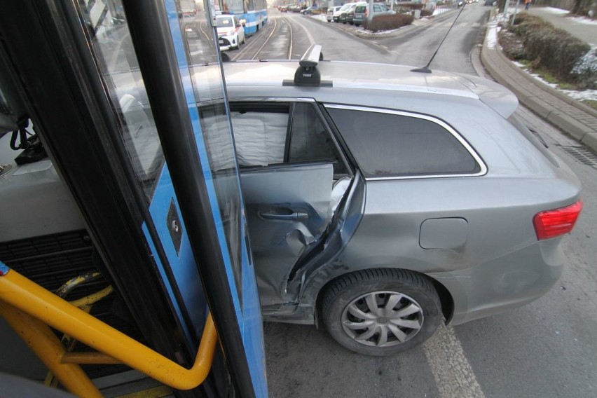 Wypadek tramwaju i auta osobowego na Sienkiewicza. Są opóźnienia i objazdy