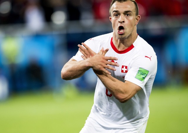 Xherdan Shaqiri wykonuje kontrowersyjny gest po strzeleniu gola Serbom