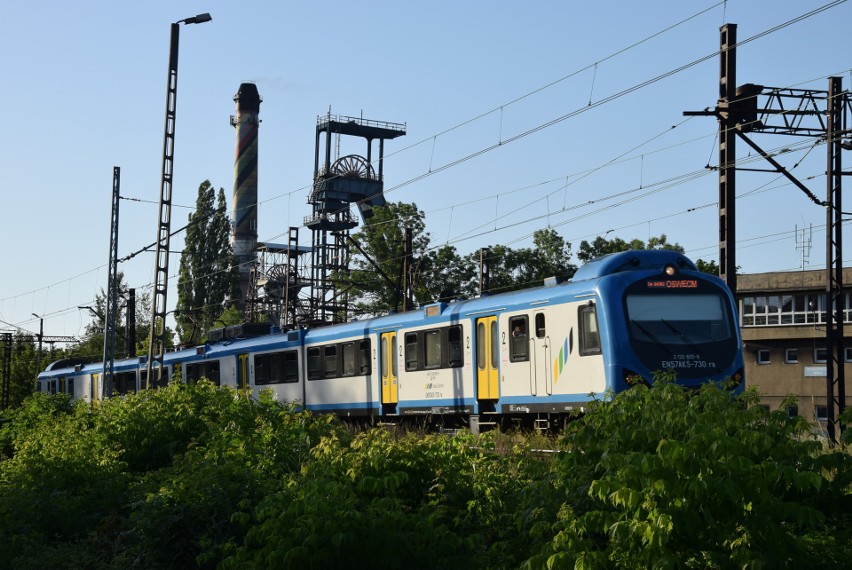 Pociąg Kolei Śląskich mija dawną kopalnię Mysłowice....