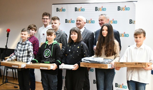 Ceremonia wręczenia laptopów w sali plenarnej Buskiego Samorządowego Centrum Kultury.