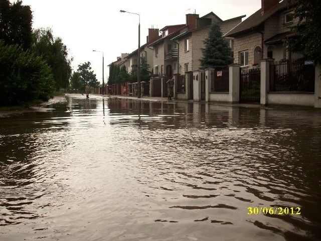 Zalana po burzy ulica Instalatora w Radomiu.