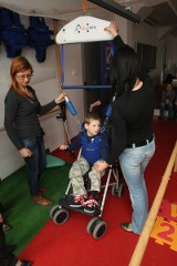 Szansa na sprawniejsze życie dla dzieci z porażeniem mózgowym - w Kielcach odbyły się zajęcia z użyciem pionizatora dynamicznego