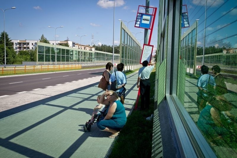 Nowa Piastowska bez wiat. Przystanki odstraszają pasażerów (zdjęcia)