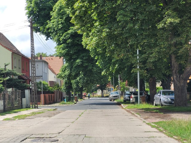 Teraz, mieszkańcy kilku wielorodzinnych domostw zlokalizowanych wzdłuż ul. Sułkowskiego swoje pojazdy parkują na „bezpańskim”, niezagospodarowanym pasie wzdłuż drogi