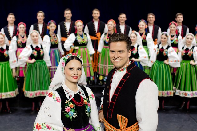 Na zdjęciu: soliści Katarzyna Miąsik i Łukasz Karuda oraz chór PZLPiT "Mazowsze".