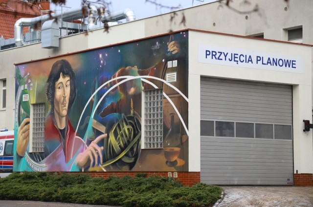 Mural z Mikołajem Kopernikiem na budynku szpitala miejskiego w Toruniu