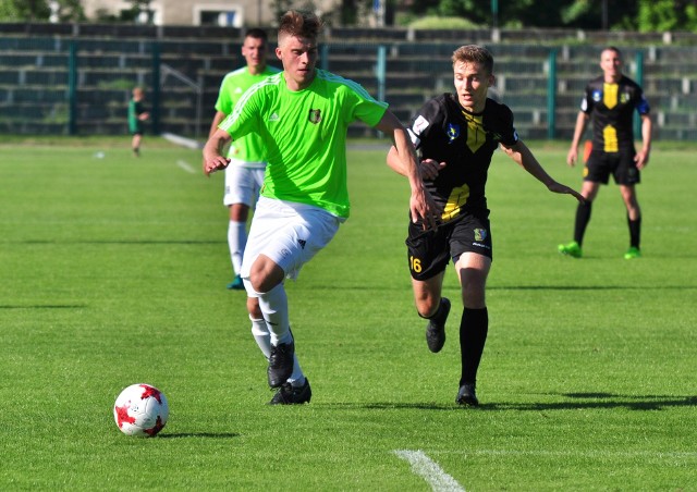 Piłkarzy Stali Stalowa Wola (zielone koszulki) i Siarki Tarnobrzeg (czarno-żółte stroje) czekają w sobotę gry kontrolne.