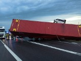 Wypadek na DK11 w Pleszewie. Ciężarówka przewróciła się i zablokowała drogę. Kierowca został ranny
