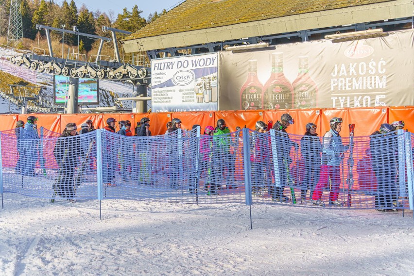 Narciarze na stokach w Jaworzynie Krynickiej i Wierchomli