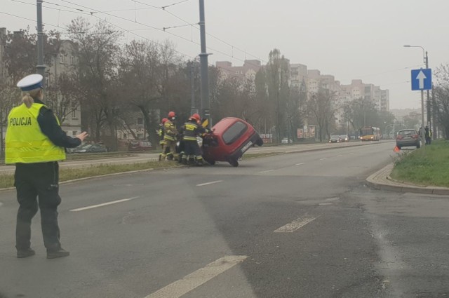Do groźnego wypadku doszło dziś (sobota) na ul. Przybyszewskiego na wysokości wyjazdu z parkingu hipermarketu Carrefour. Zobacz ZDJĘCIA na kolejnych slajdach 