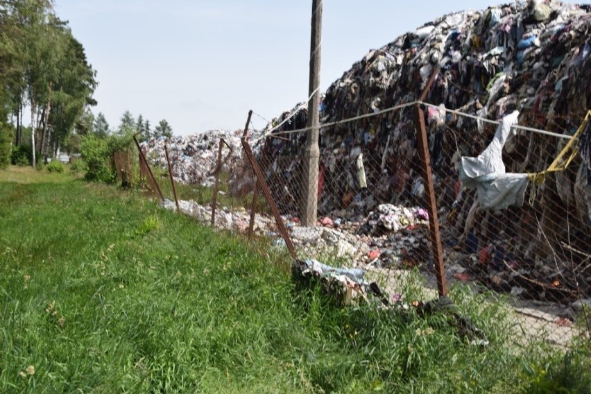 Koszty wywiezienia tekstyliów w Kamieńca to ponad 21,5 mln zł. Firma z Częstochowy oszacowała koszty wywozu odpadów. Kto poniesie koszty?