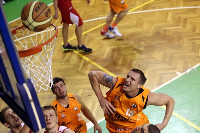 Na pierwszym planie Michał Hlebowicki, który nadal występować będzie w zespole R8 Basketu, z tyłu Jakub Dwernicki, który odchodzi