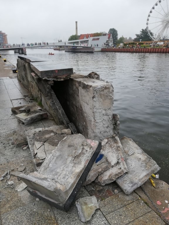 Zniszczony murek przy nabrzeżu Motławy w Gdańsku. Tu właśnie...