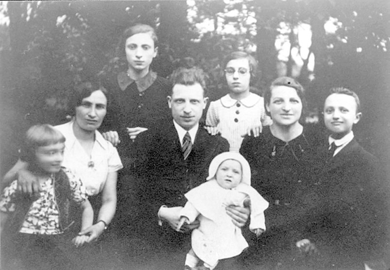 Łomża. Mejer Kawka i jego rodzina w 1935 roku. Kilka lat...