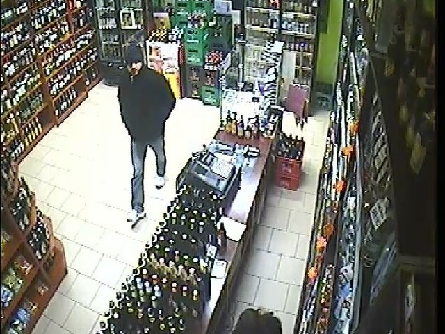 Ten człowiek napadł na sklep Na Stoku w Kielcach.