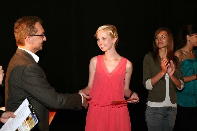 Monice Milewskiej, Miss Polonia Ziemi Radomskiej 2011 konkursową nagrodę w postaci zaproszeń na dowolne seanse do kina Helios wręczył Robert Kaczor, dyrektor kina.