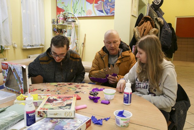 Wiktoria i Michał trafili na korytarz. Radzą sobie, chociaż ciągle ktoś koło nich przechodzi.									