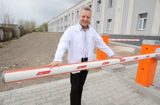 - W pierwszym etapie przygotowywania parkingu udostępnionych będzie około 50 miejsc postojowych, docelowo ponad sto - mówi dyrektor szpitala przy ulicy Prostej Rafał Szpak.