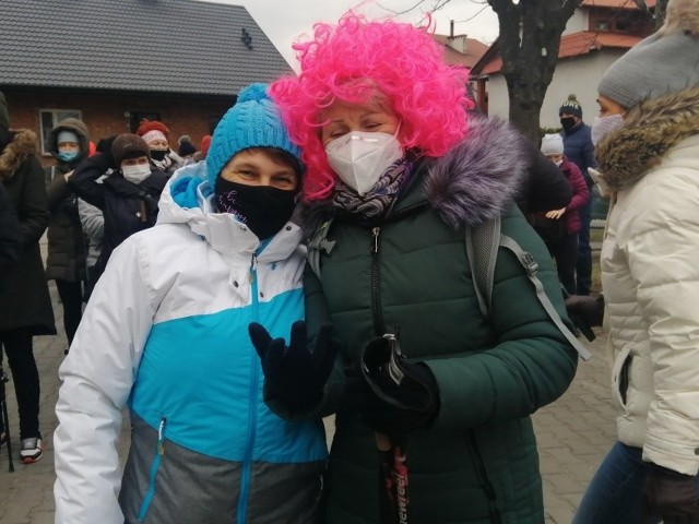 Wśród uczestników marszu mile widziane będą kolorowe kobiece stroje. Należy jednak pamiętać  o wygodnym, sportowym obuwiu.