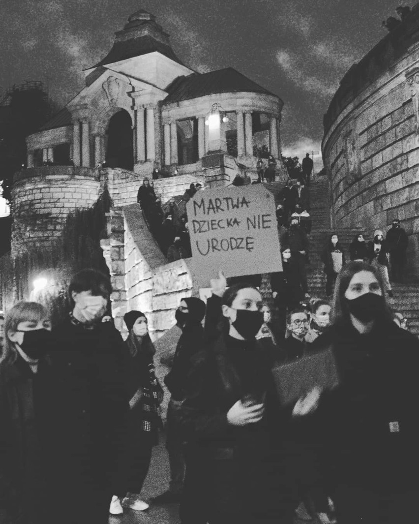 Protest (nie tylko) kobiet w Szczecinie. Spacer spod Wałów Chrobrego, przed katedrę. "To jest wojna". ZDJĘCIA, WIDEO - 24.10.2020