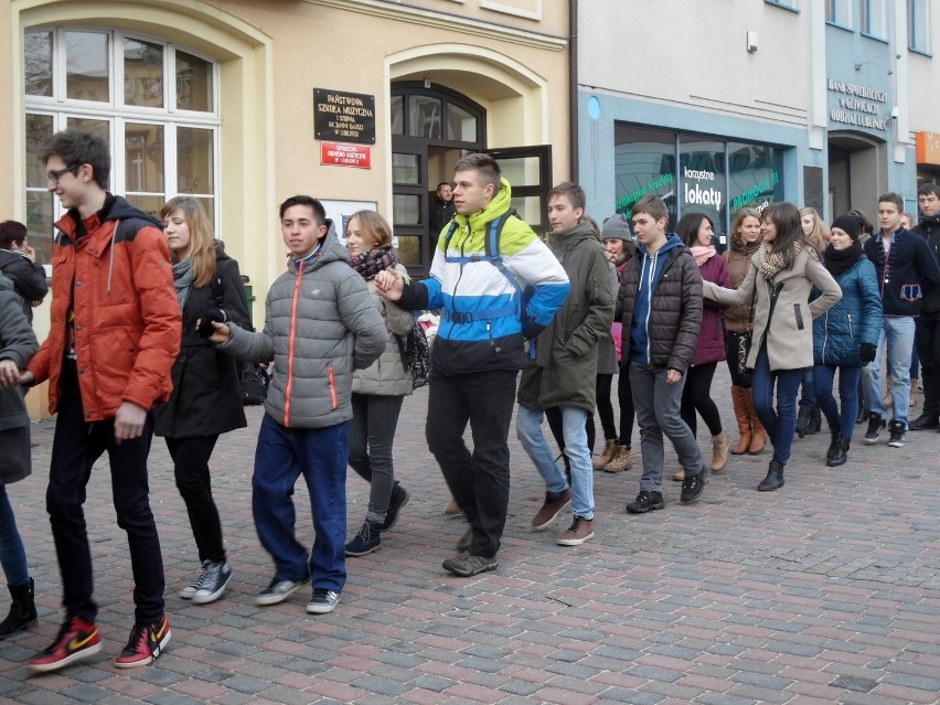 Ok. 200 osób tańczyło poloneza na rynku w Lublińcu