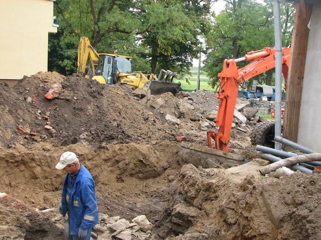 Prace przy szpitalu trwają. Przed deszczami uporządkowane będzie odwodnienie.