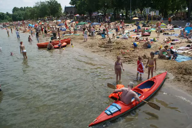 POGORIA III Pogoria III to najpopularniejszy w Zagłębiu i nie tylko zbiornik wodny, nad którym latem wypoczywają tysiące plażowiczów. Jedni lubią taką formę spędzania wakacji, inni nieco mniej, ale w okolicach mola zawsze jest mnóstwo wypoczywających, rowerzystów, rolkarzy i spacerowiczów. Latem możemy też wybrać się tutaj np. na sobotni koncert (18 sierpnia, godz. 19) Miejskiej Orkiestry Dętej na molo.