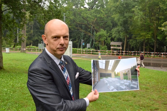 Wójt gminy Zagnańsk, Wojciech Ślefarski pokazuje wizualizację tarasu z widokiem na Dąb Bartek, gdzie prawdopodobnie będą udzielane śluby cywilne.