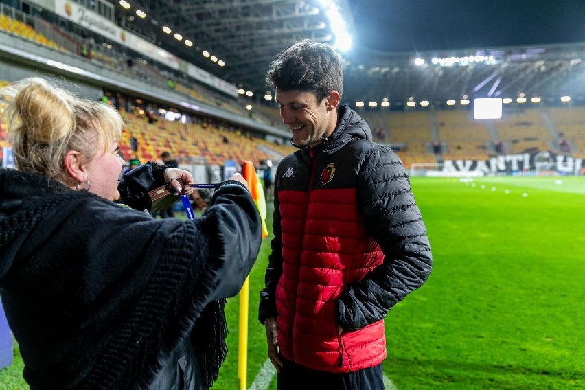 Marc Gual odbiera medal z rąk zastępcy redaktora naczelnego...