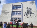 Tadeusz Kościuszko na muralu w Brzegu. Malunek ozdobił ścianę szkoły