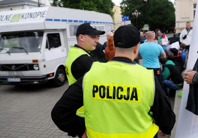 W pobliżu "Gandziobusu" pojawili się policjanci, by sprawdzić, czy nikt nie pali marihuany.