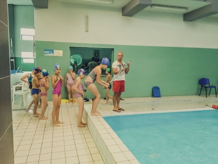  300 dzieci uczy się pływać w Staszowie (ZDJĘCIA)