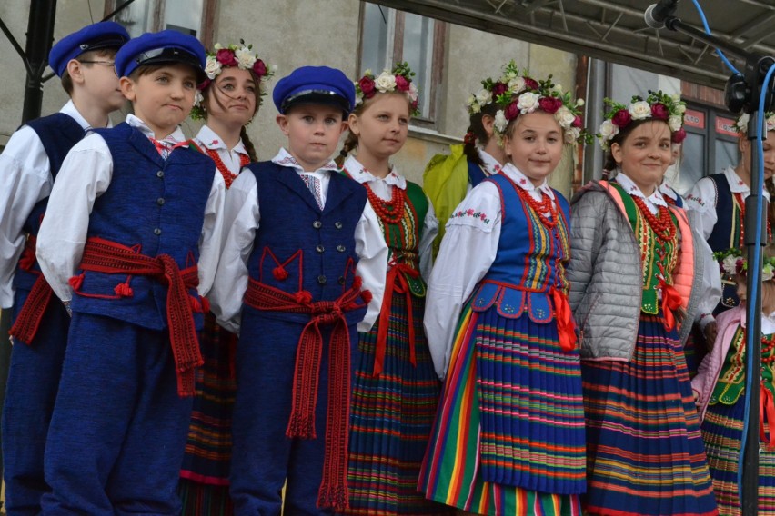 Powiatowy Dzień Strażaka w Szydłowcu. Uroczysta msza, awanse i odznaczenia, a później piknik. Zobacz zdjęcia