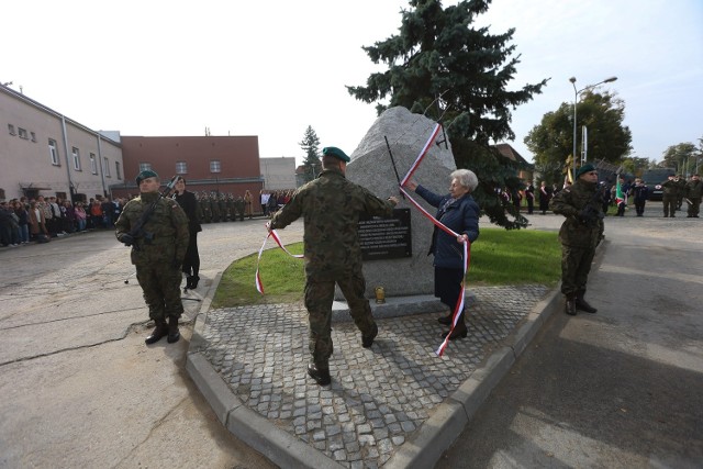 Uroczystości odsłonięcia pomnika we Wrocławiu-Leśnicy cieszyły się dużym zainteresowaniem mieszkańców osiedla, co pokazuje, jak ważne jest budowanie tożsamości lokalnej.