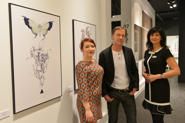 Maria Dagmara Skiba (z lewej) na tle swoich prac oraz Tomasz Nowak i Agnieszka Borkowska z Terrano.