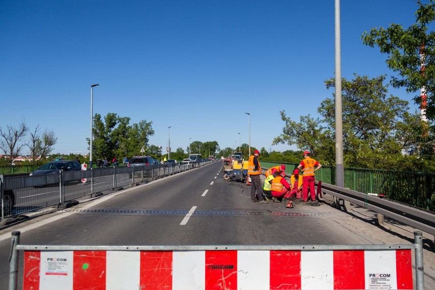 Trwa remont mostu przez rzekę Wisłę w ciągu ulicy...