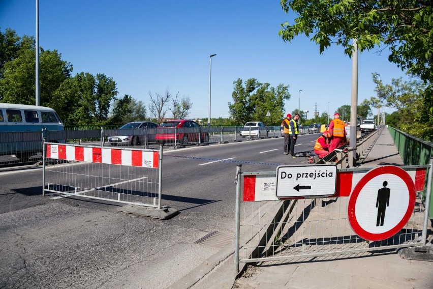 Trwa remont mostu przez rzekę Wisłę w ciągu ulicy...